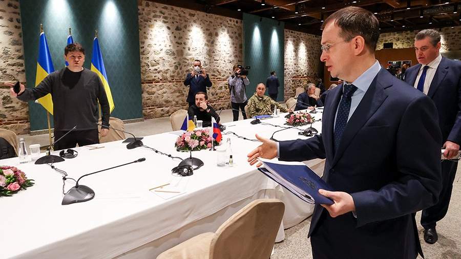 Cоветник руководителя Офиса президента Украины Михаил Подоляк (слева на втором плане) и помощник президента РФ Владимир Мединский, председатель комитета Госдумы РФ по международным делам Леонид Слуцкий (слева направо на первом плане) во время российско-украинских переговоров во дворце Долмабахче