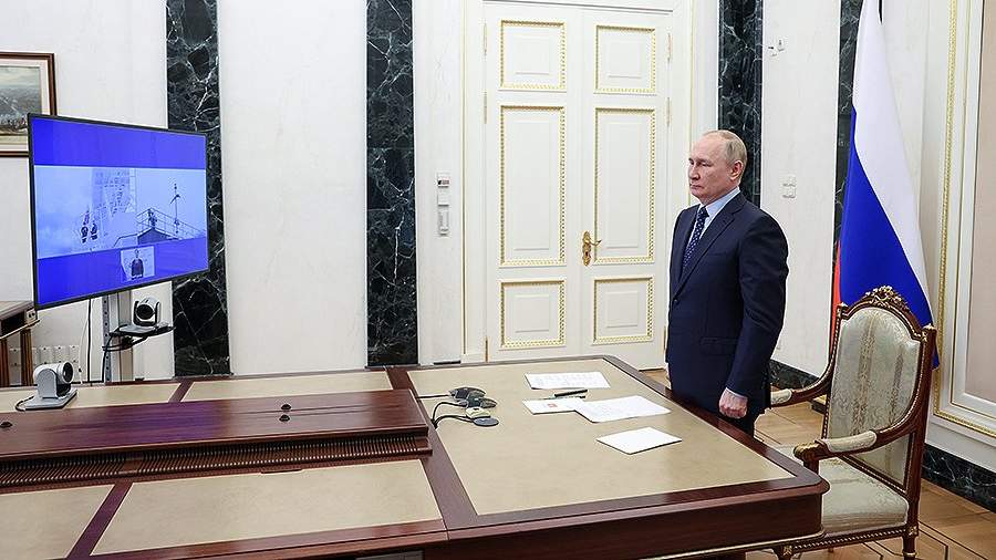 Владимир Путин принимает участие в церемонии поднятия российского флага на рыбопромысловых судах «Капитан Вдовиченко», «Капитан Соколов» и «Гандвик-1»