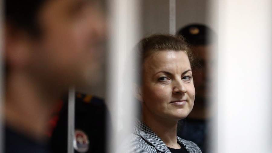 Адвокат Дина Кибец, проходящая обвиняемой по делу о хищении 250 миллионов рублей, во время оглашения приговора в Гагаринском суде Москвы