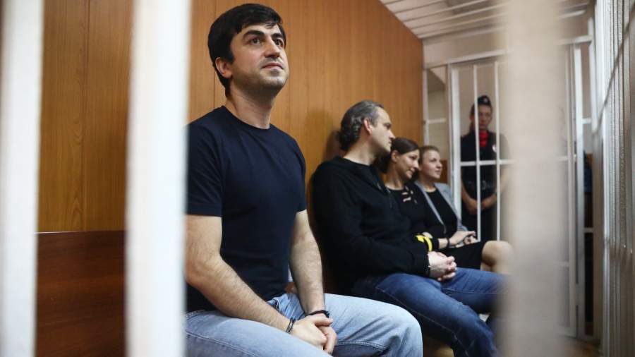 Заместитель генерального директора компании «Аэрофлот» Владимир Александров (слева), проходящий обвиняемым по делу о хищении 250 млн рублей, во время оглашения приговора в Гагаринском суде Москвы