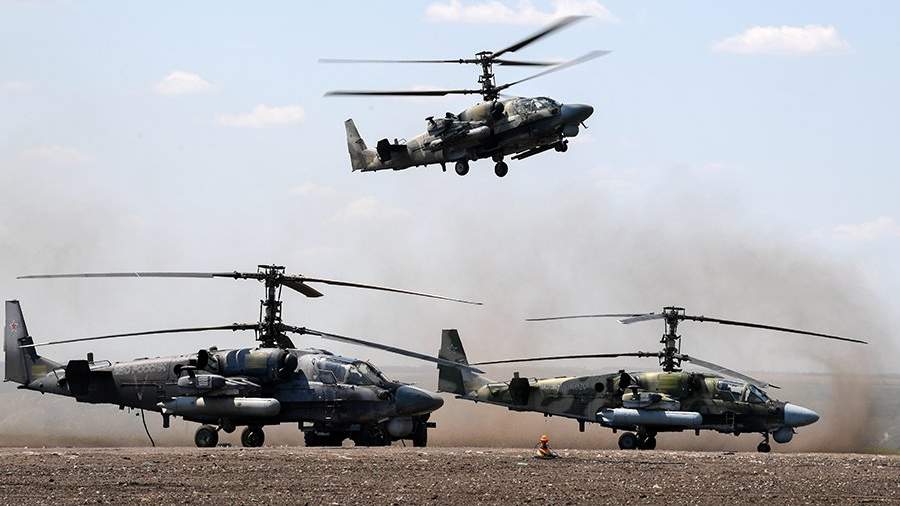 Ударные вертолеты Ка-52 ВКС России на аэродроме базирования в зоне проведения специальной военной операции на Украине