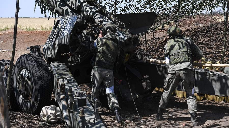 Военнослужащие гаубичной батареи ВДВ ВС РФ у гаубицы «Гиацинт» на позициях на южном направлении специальной военной операции на Украине