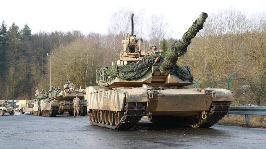 Американский танк M1A1 Abrams выезжает из автопарка во время учений Allied Spirit VIII в Объединенном многонациональном центре готовности армии США в Хоэнфельсе. Германия