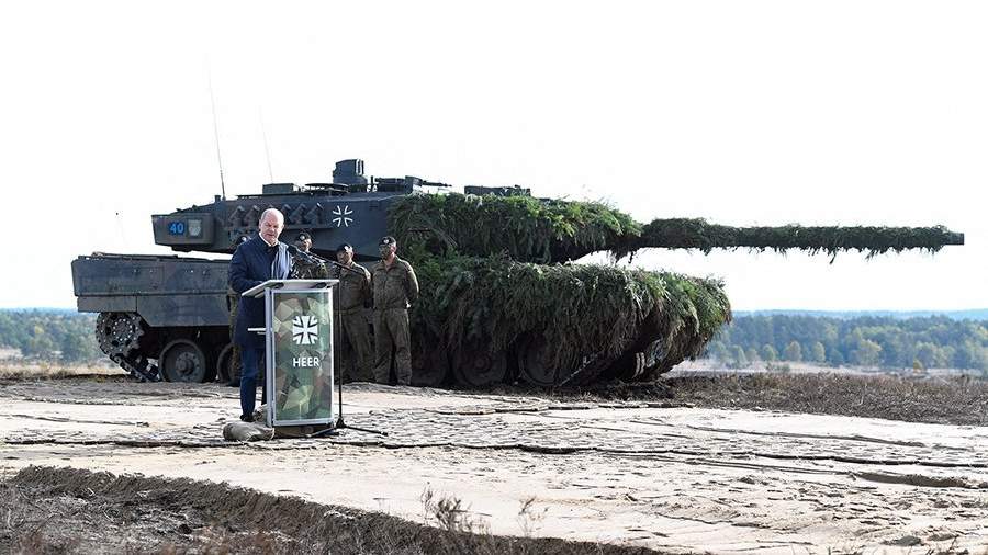 Канцлер Германии Олаф Шольц произносит речь перед танком Leopard 2 во время визита на военную базу бундесвера в Бергене, Германия