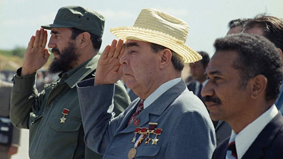 1 февраля 1974 года во время визита Брежнева на Кубу. Генеральный секретарь ЦК КПСС и Председатель государственного Совета Кубы Фидель Кастро во время встречи.
Фотохроника ТАСС