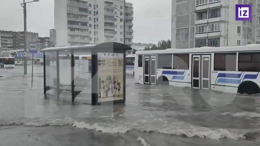 Улицы Тобольска превратились в реки | Видео | Известия | 20.06.2023