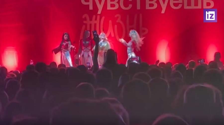 Лада Дэнс впервые после аварии вышла на сцену | Видео | Известия | 19. ...