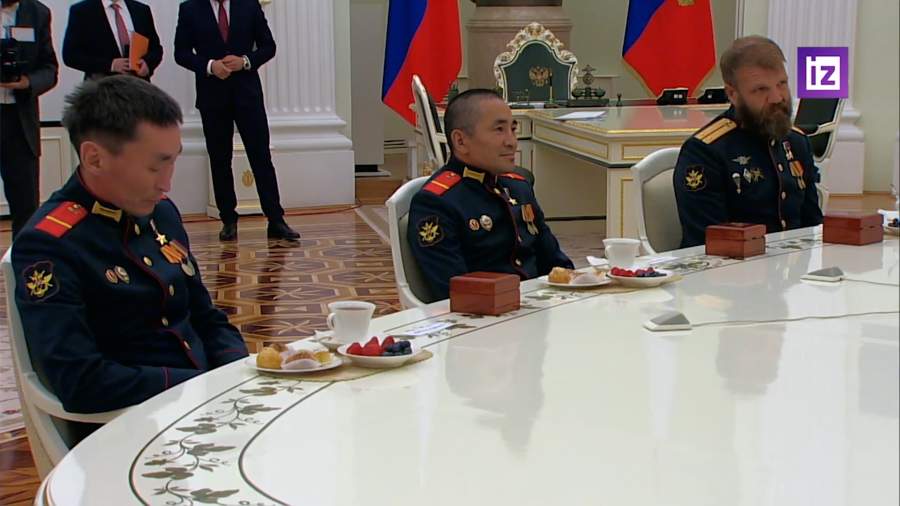 Экипаж танка Алеша рассказал Путину о своем подвиге | Видео | Известия ...