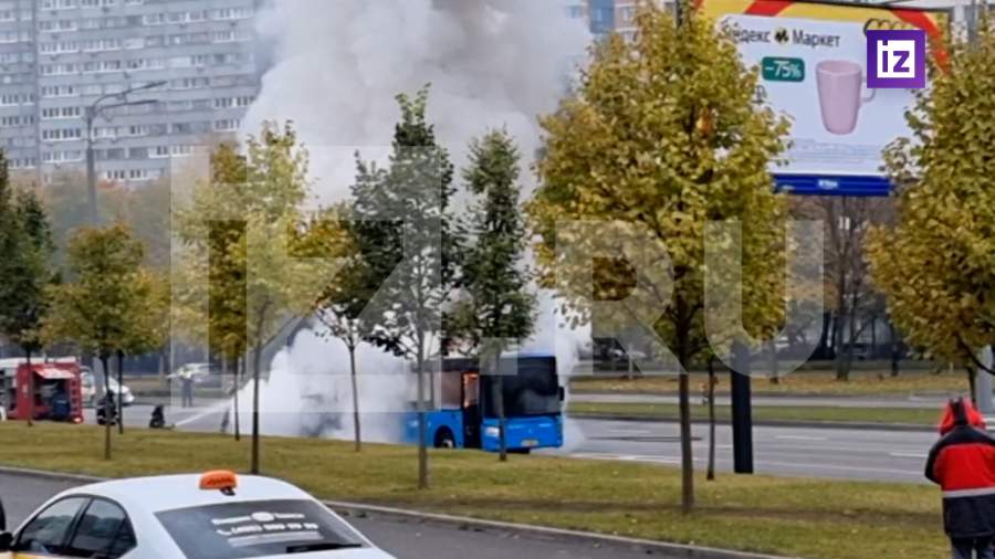 На Ленинском проспекте в Москве загорелся автобус | Видео | Известия ...