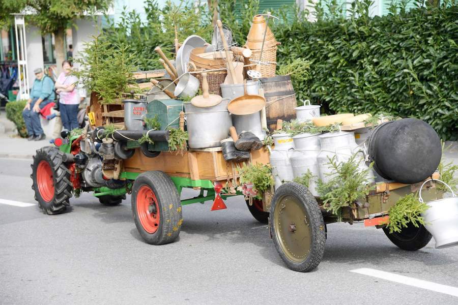 телега с бидонами, бочками и ковшами во время праздника Альмабтриб