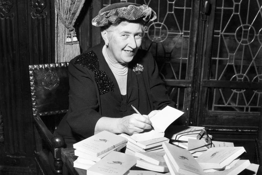 Агата Кристи подписывает свои книги