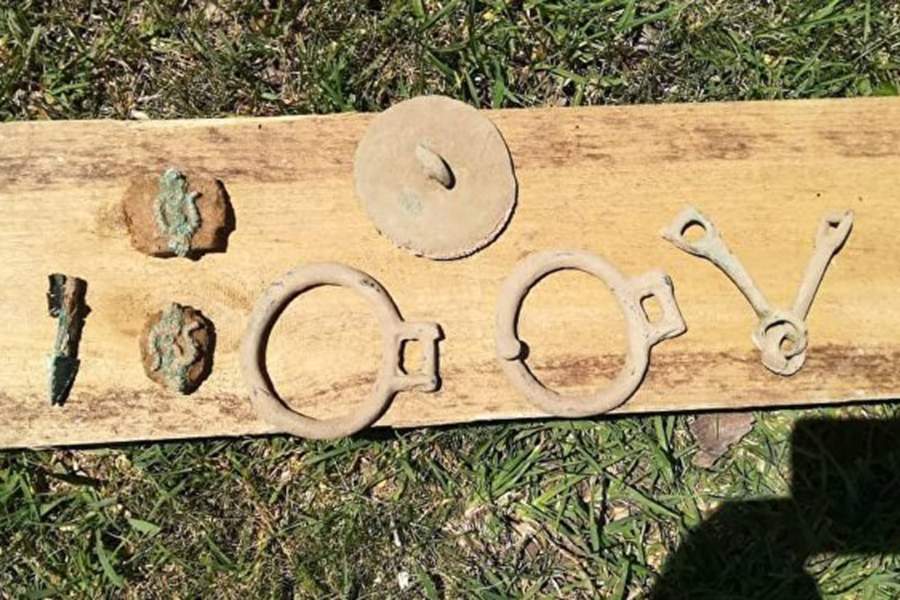 Сначала нашли седло, стремена и другое снаряжение для лошади