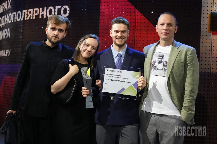 Команда создателей мультиформатного проекта «Крах однополярного мира» о кризисе демократии и о том, как интернет и глобализация привели ко всеобщей бедности и неравенству. Признали Лучшим спецпроектом интернет-СМИ»