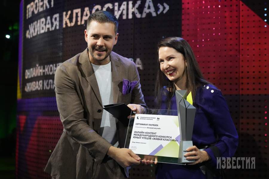 «За бережное отношение к русскому языку, культуре речи и популяризацию чтения среди детей» отмечен онлайн-проект Международного конкурса юных чтецов «Живая классика» в специальной номинации «Великий могучий». Награду вручил актер Милош Бикович