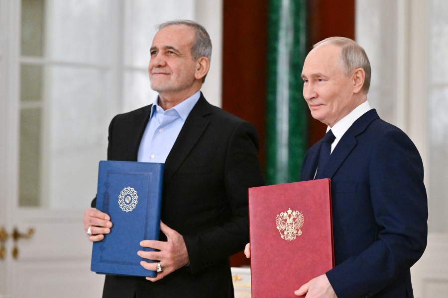 Президент РФ Владимир Путин и президент Ирана Масуд Пезешкиан (слева) во время подписания договора о всеобъемлющем стратегическом партнерстве между Россией и Ираном