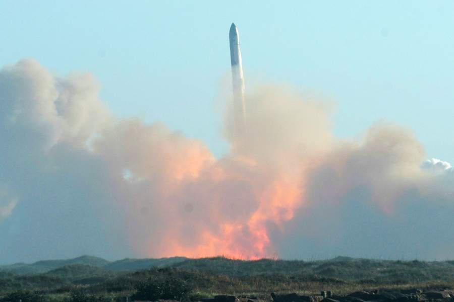 Ракета Starship компании SpaceX на снимке после запуска, вид с острова Саут-Падре недалеко от Браунсвилла, штат Техас
