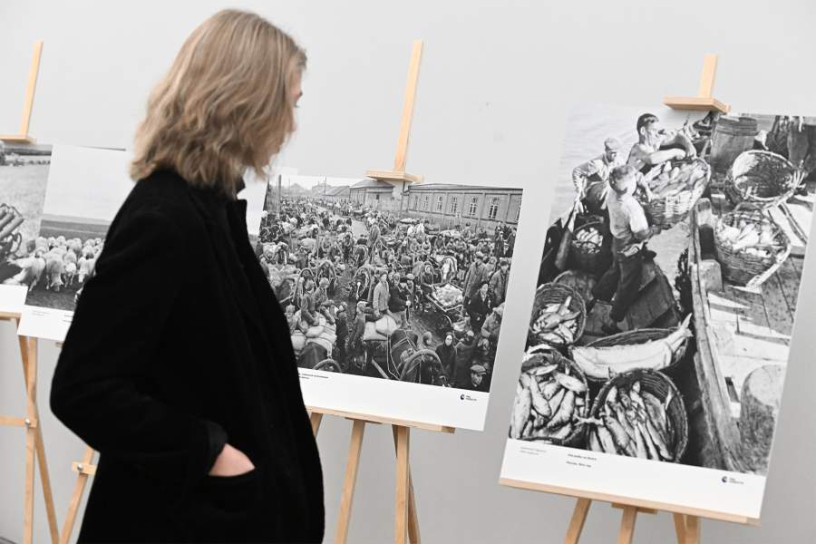 5 февраля 2025 года. Посетительница на открытии фотовыставки "Освобождение. Путь к Победе. Тыл" в Ярославле.