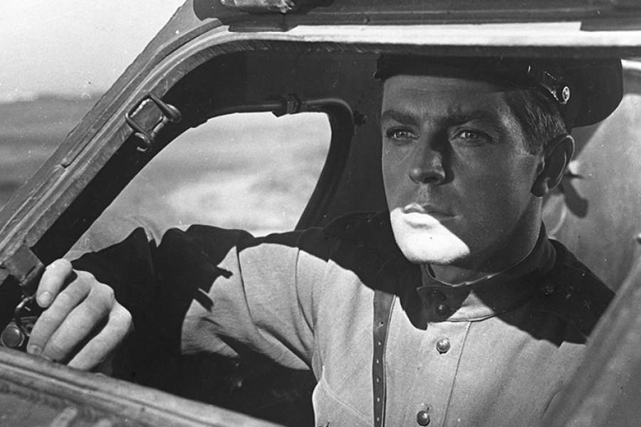 Кадр из кинофильма Николая Розанцева "В твоих руках жизнь", 1959 год. Поставлен по мотивам очерка Аркадия Сахнина "Эхо войны" о подвиге советских саперов. Капитан Дудин - Олег Стриженов