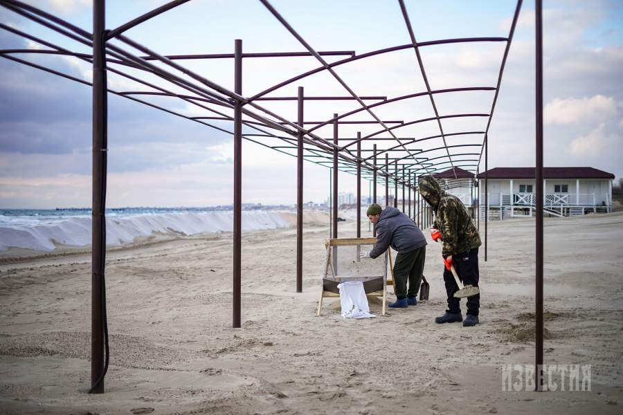 Очистка городского пляжа, под этими навесами в сезон появятся шезлонги