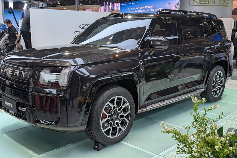Chery Tiggo 9L с брутальным дизайном и цифровым кластером из трех экранов на передней панели станет новым флагманом марки (известная в РФ Tiggo 9 на «родине» известна как Tiggo 8L)