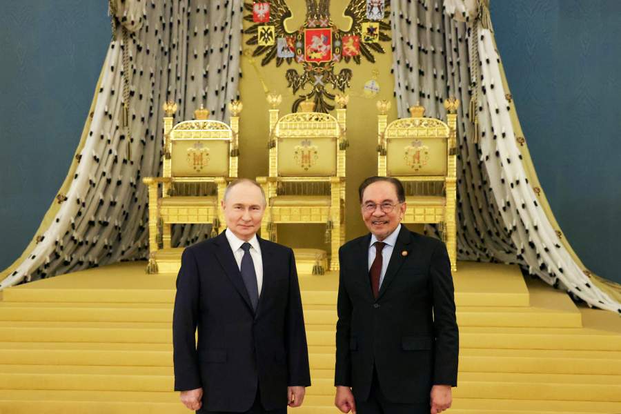 14 мая 2025. Президент РФ Владимир Путин и премьер-министр Малайзии Анвар Ибрагим (справа) после российско-малайзийских переговоров.