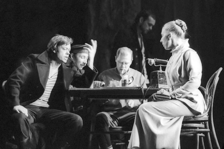 Спектакль "Оптимистическая трагедия", 1985 год
на сцене театра имени Ленинского комсомола. Слева - Николай Караченцов, справа - Инна Чурикова. Фотохроника ТАСС/Олег Иванов