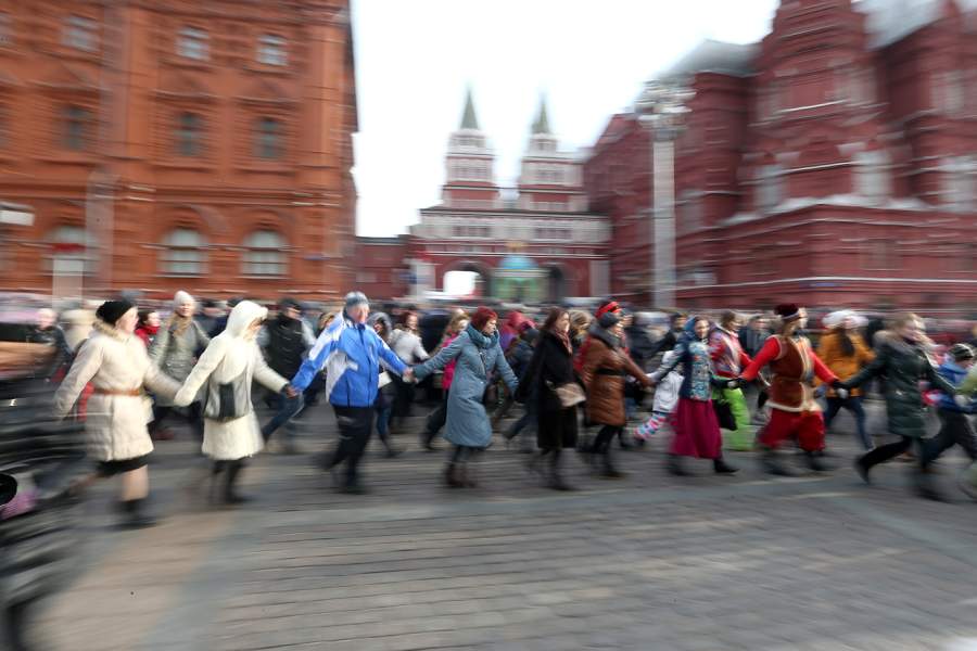 Хоровод на Масленичных гуляньях в Москве