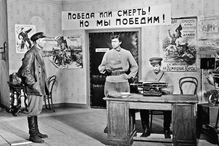Кадр из фильма "Красная площадь", 1969 год. Комиссар Америн - артист Станислав Любшин, красноармеец - Николай Караченцов (слева направо). Фотохроника ТАСС