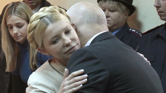 Во время оглашения приговора Тимошенко слушала мужа
