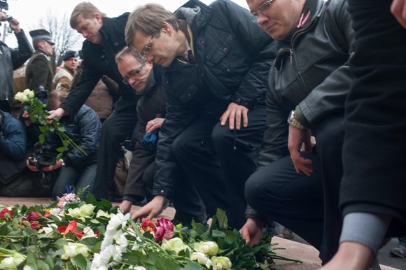 Латвийская калимбамба под нацистскими флагами