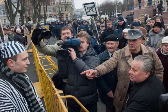 Латвийская калимбамба под нацистскими флагами