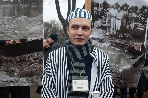 Латвийская калимбамба под нацистскими флагами