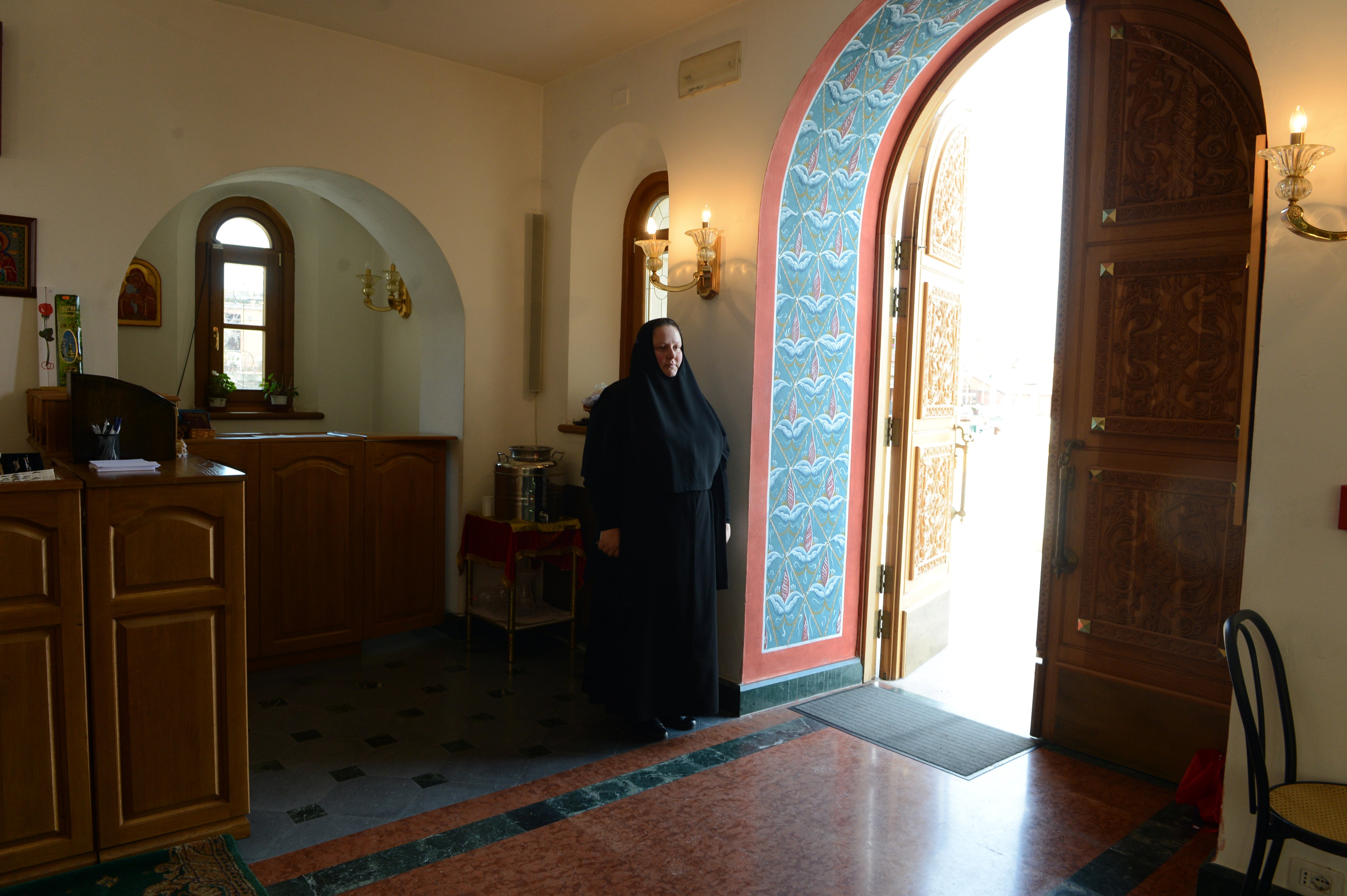 Папа смотрит из окна на православных