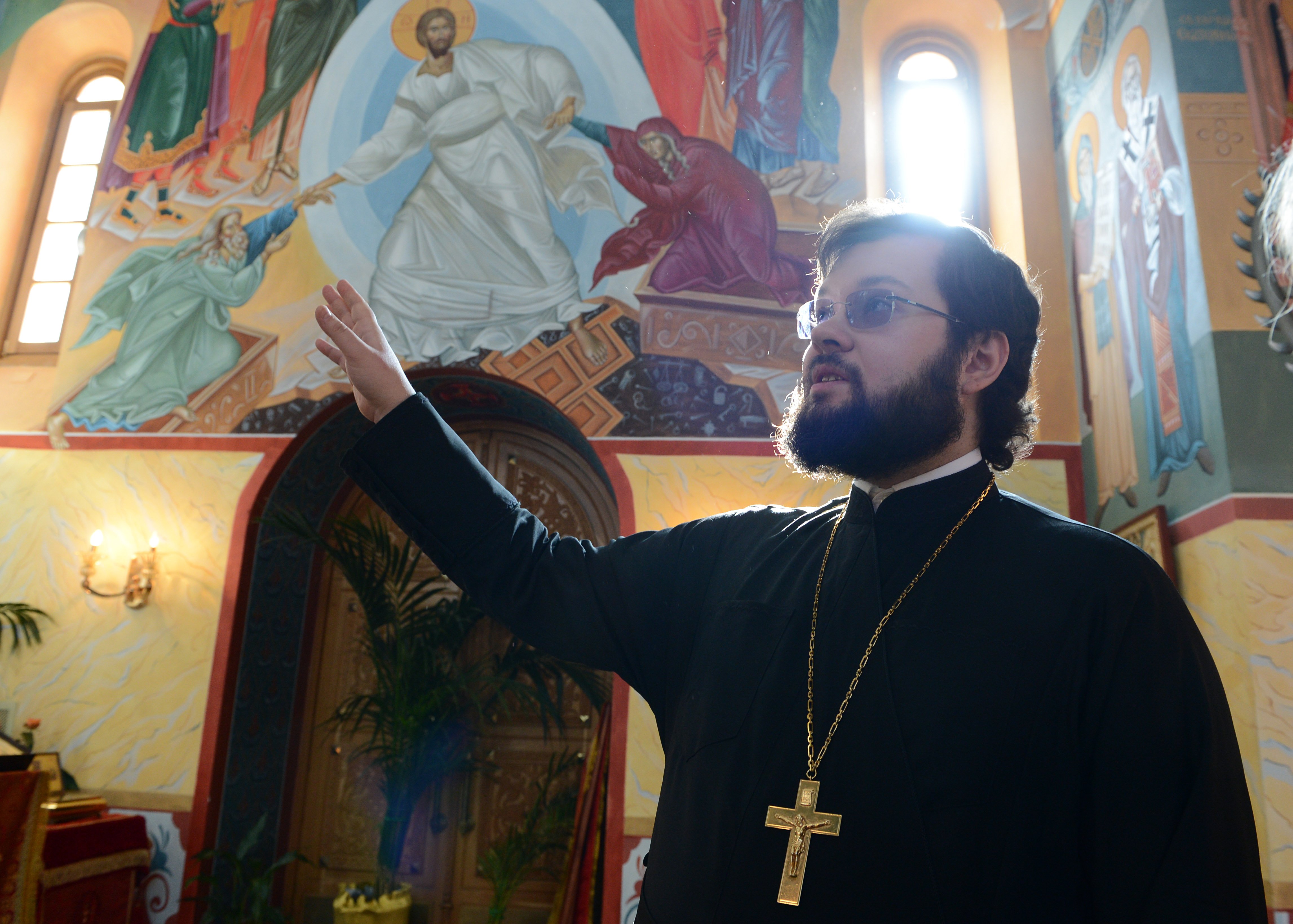 Папа смотрит из окна на православных