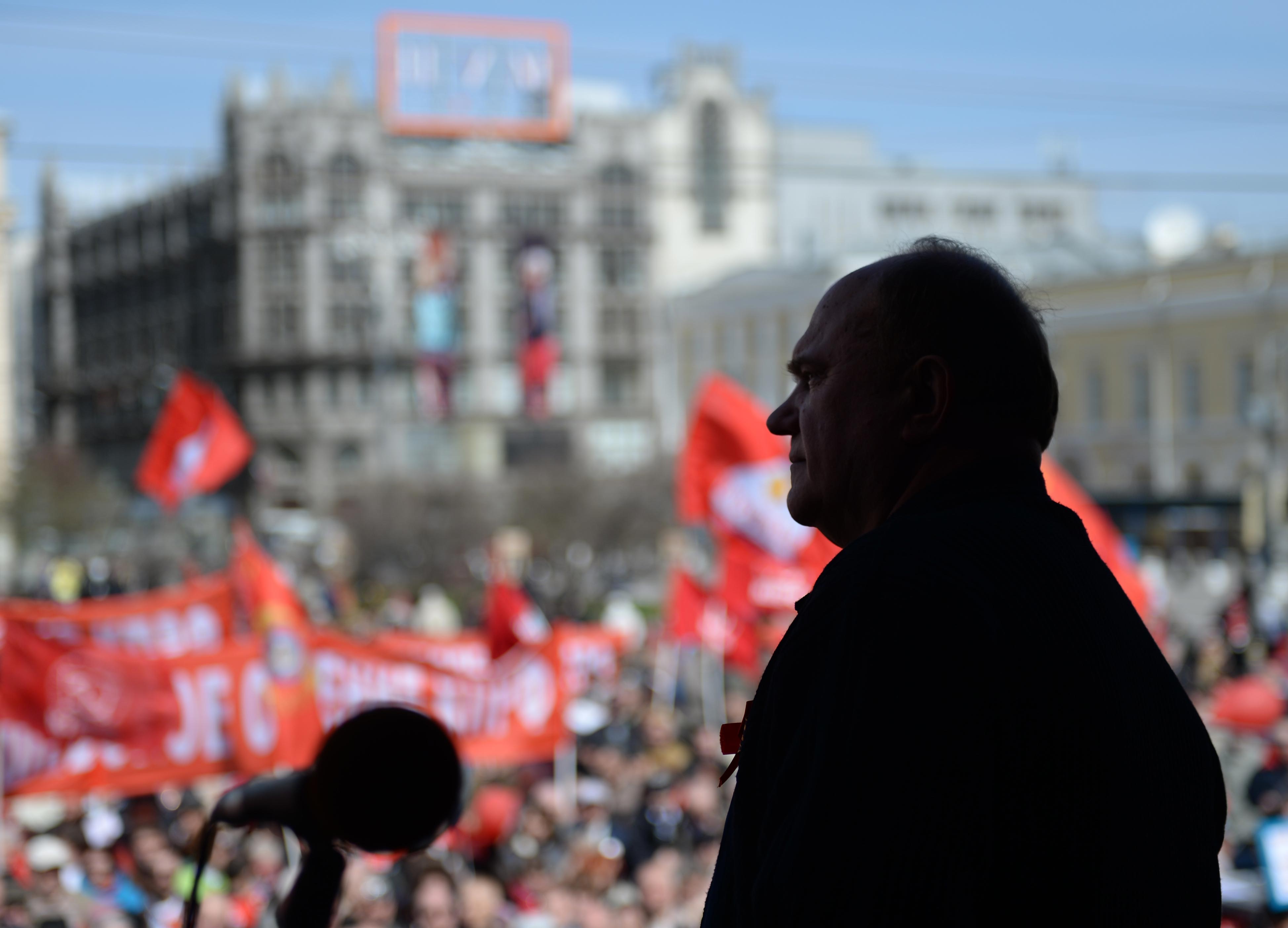 Первомайские шествия КПРФ и ЛДПР собрали примерно по 5 тыс. человек