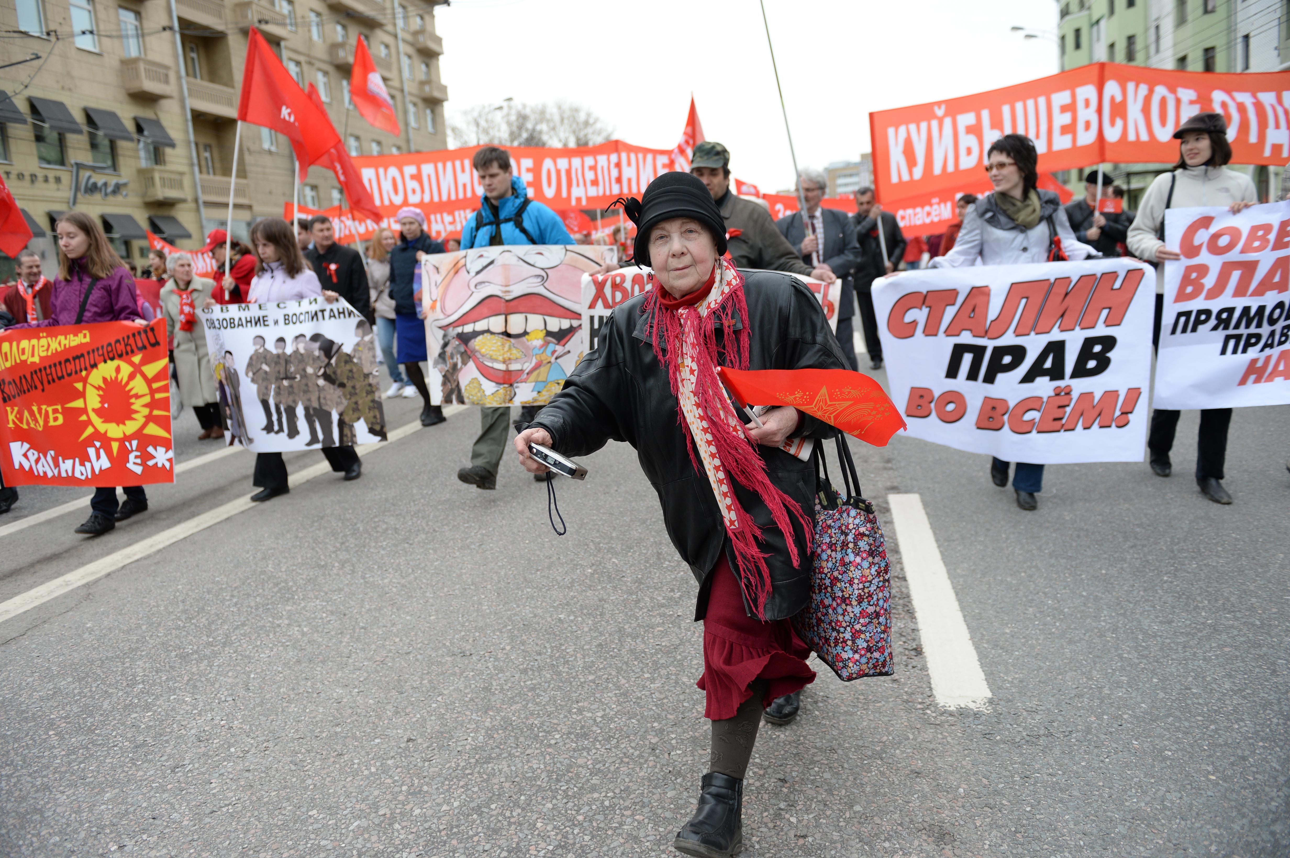 Первомайские шествия КПРФ и ЛДПР собрали примерно по 5 тыс. человек