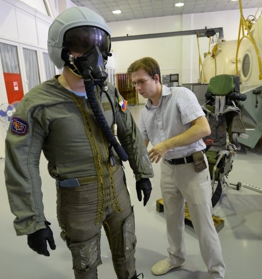 Пилотов Т-50 защитят уникальные антиперегрузочные костюмы
