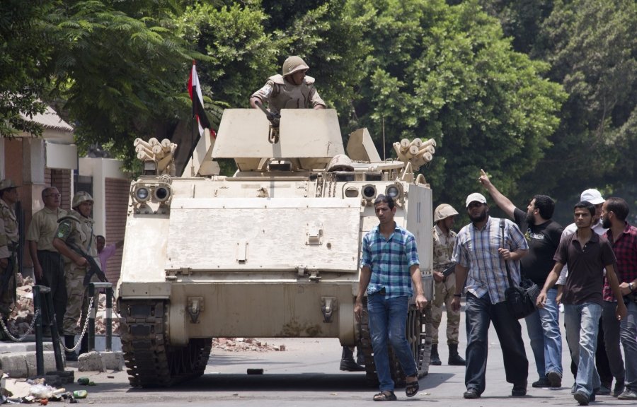 Египетская армия с боями берет под контроль Каир