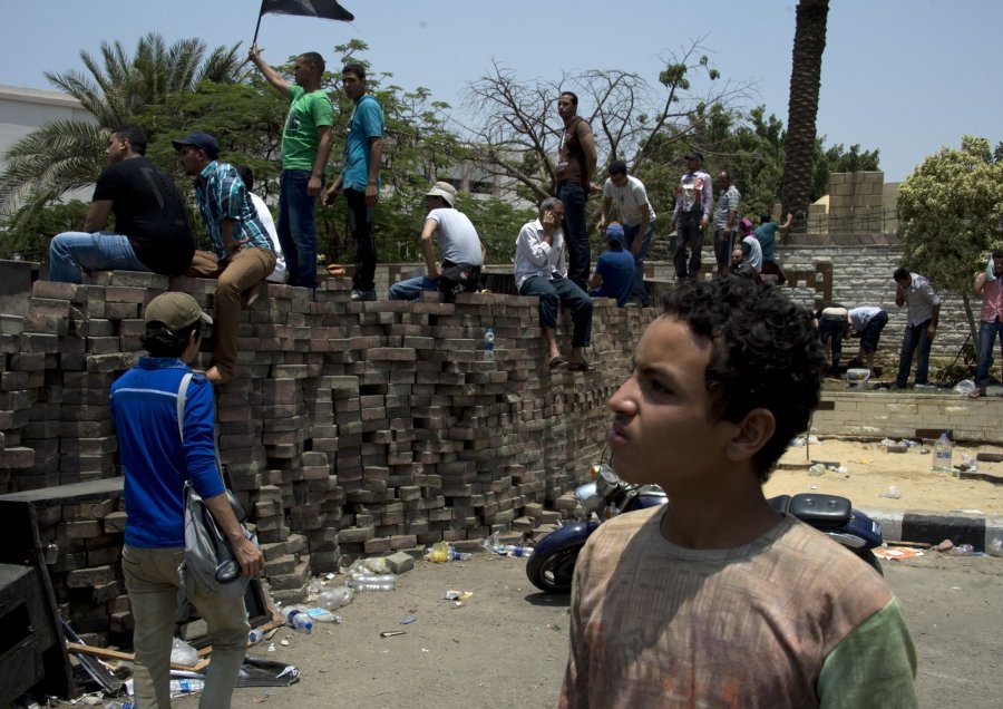 Египетская армия с боями берет под контроль Каир