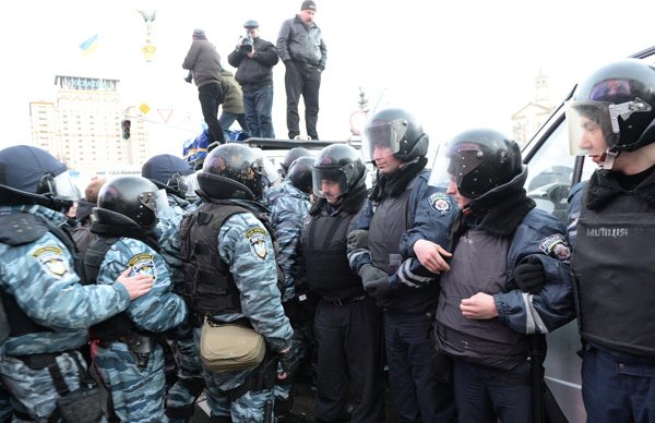 Оппозиция хочет сначала взять власть в Киеве, а потом идти в Европу