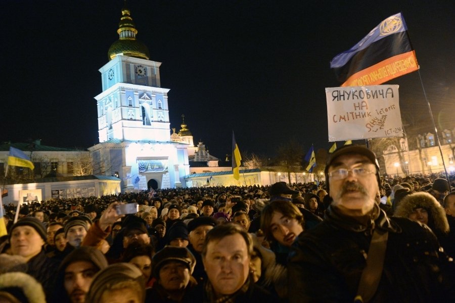 Сотни протестующих киевлян провели ночь на Михайловской площади