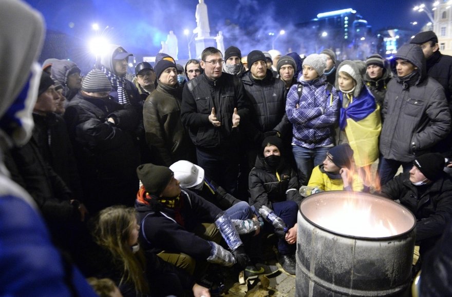 Сотни протестующих киевлян провели ночь на Михайловской площади