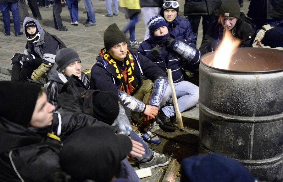 Сотни протестующих киевлян провели ночь на Михайловской площади