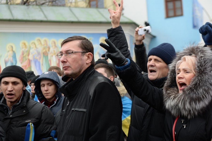 Сотни протестующих киевлян провели ночь на Михайловской площади