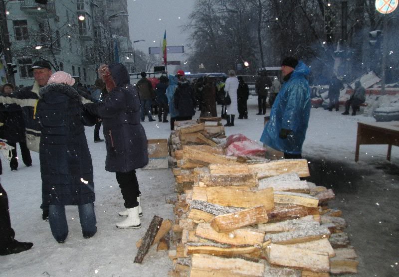 Майдан в осаде, митингующих теснят с баррикад