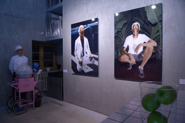 На «Винзаводе» показали рождественский вернисаж