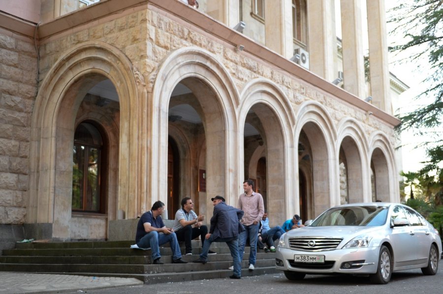 Двоевластие в Абхазии завершилось отставкой президента