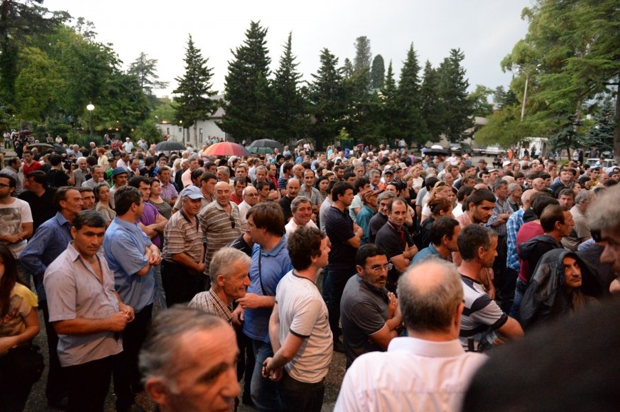 Двоевластие в Абхазии завершилось отставкой президента