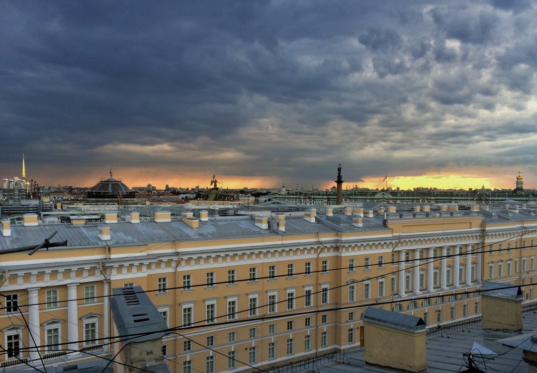 Власти Петербурга легализуют экскурсии по крышам