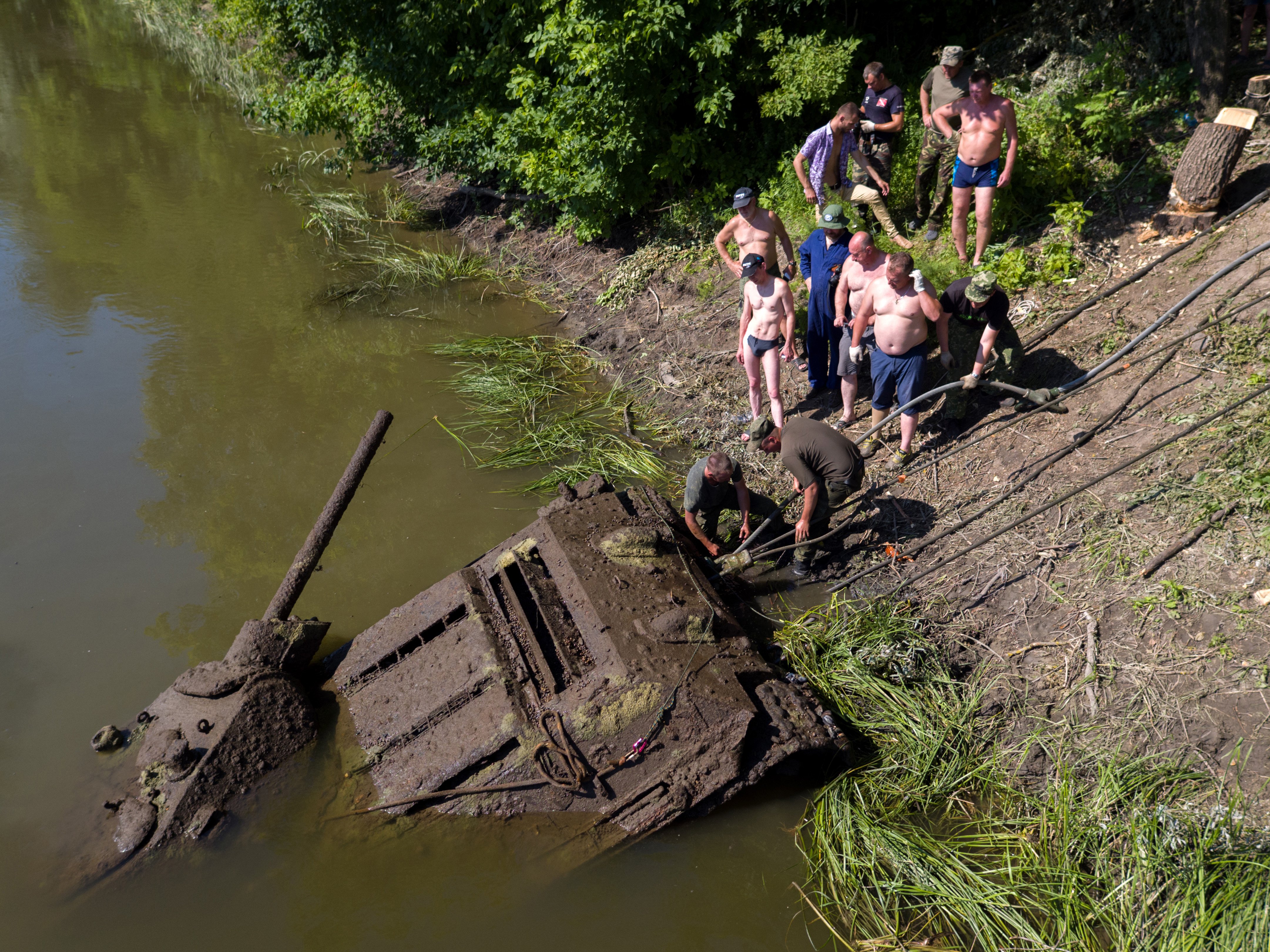 Подъем воды в угре. Танк т-34-76 поднятый со дна реки Дон. Танк т-34 со дна Дона. Подъем танка т 34. Т 34 из реки Дон.